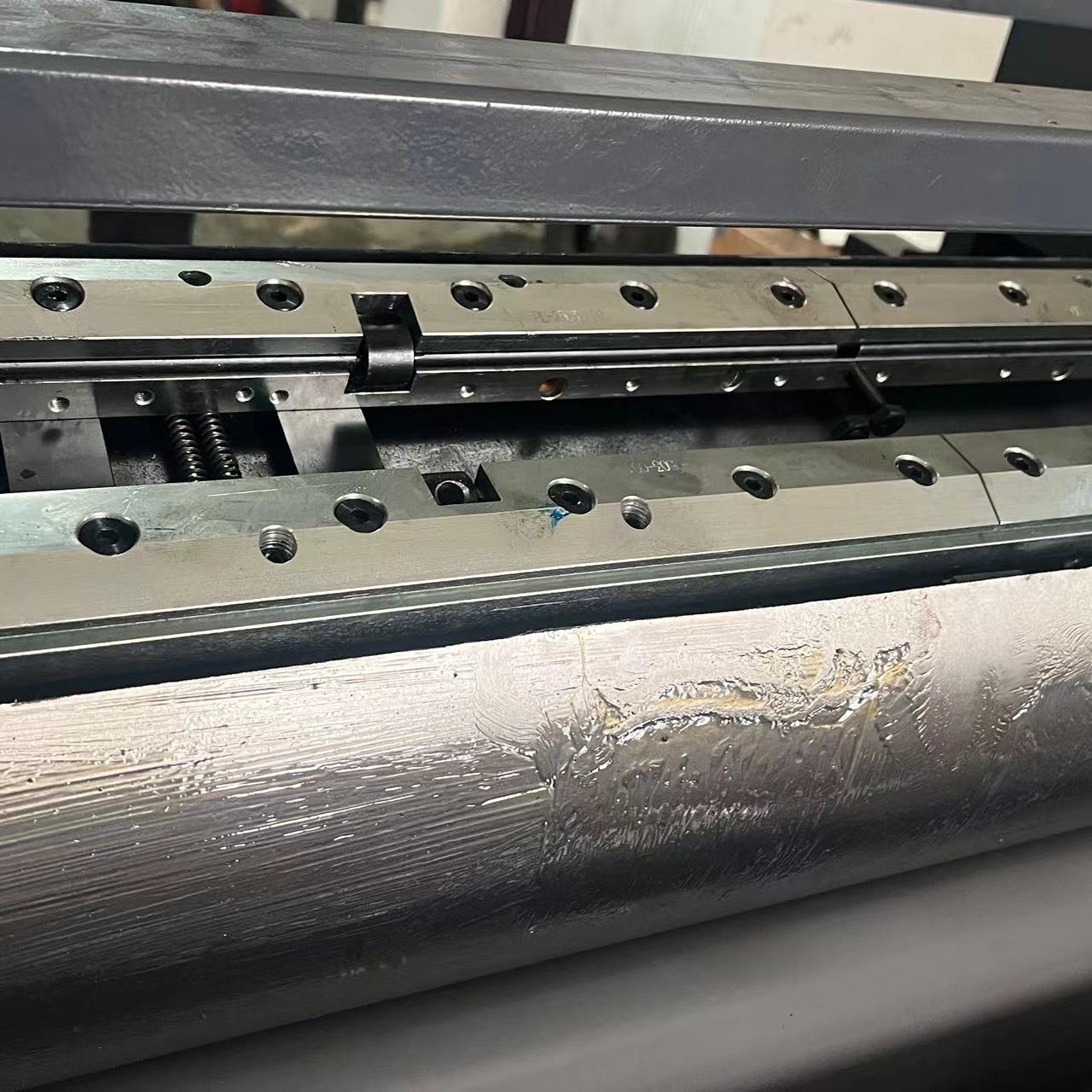 Paano pinapagana ng ceramic anilox roller kahit na patong ng langis sa spot uv